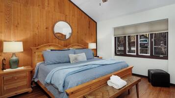 2 bedrooms, desk, iron/ironing board, WiFi