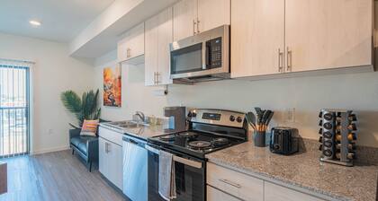 Cozy 2BD | Downtown | Gym+Pool+Parking | Sleep 4