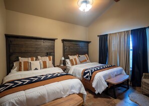 3 bedrooms, WiFi, bed sheets - Rio Royale - Pool & River Access! (Concan)