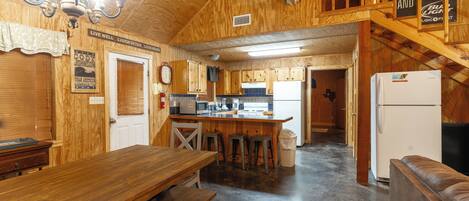 Kylskåp, mikrovågsugn, ugn och spishäll