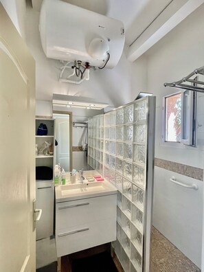Shower, hair dryer, soap, shampoo - Cargèse, Mini Villa sea view, swimming pool (Cargèse)