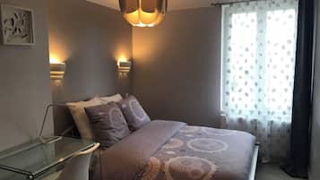 3 bedrooms, desk, travel crib, WiFi