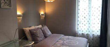 3 bedrooms, desk, travel cot, WiFi