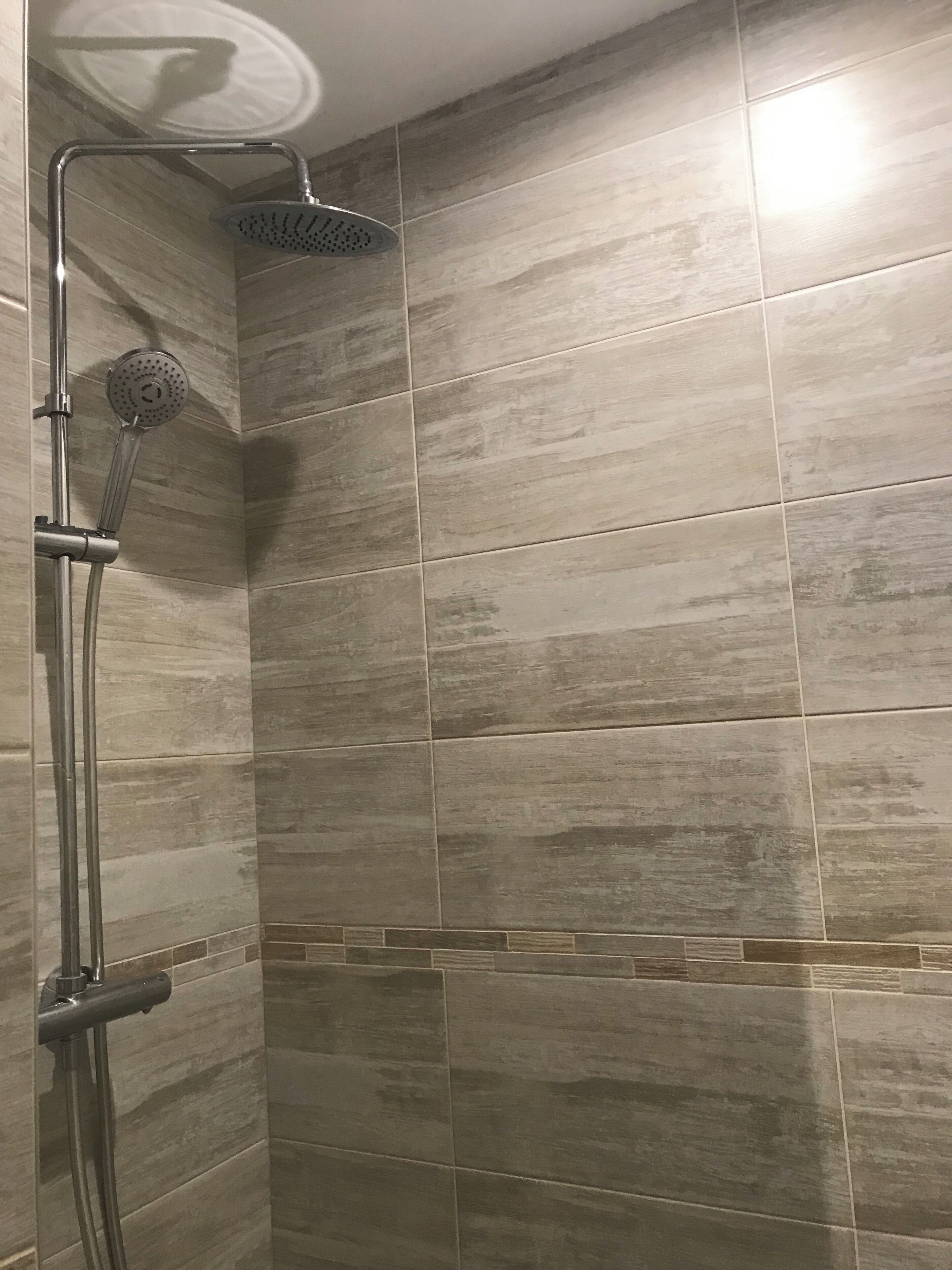 シャワー、ヘアドライヤー、タオル、トイレットペーパー