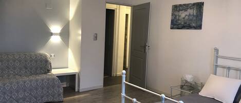 3 quartos, escrivaninha, berço de viagem, Wi-Fi