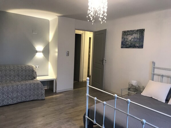 3 bedrooms, desk, travel cot, WiFi