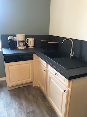 Fridge, microwave, oven, stovetop - Warm, spacious house in the countryside between Metz and Nancy. (Coin-sur-Seille)