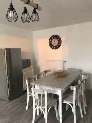Dining - Warm, spacious house in the countryside between Metz and Nancy. (Coin-sur-Seille)