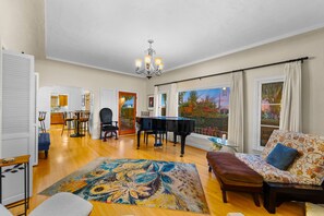 Smart TV, fireplace, table tennis - Amazing Reviews/Location! Backyard Oasis, Hot Tub (Ventura)