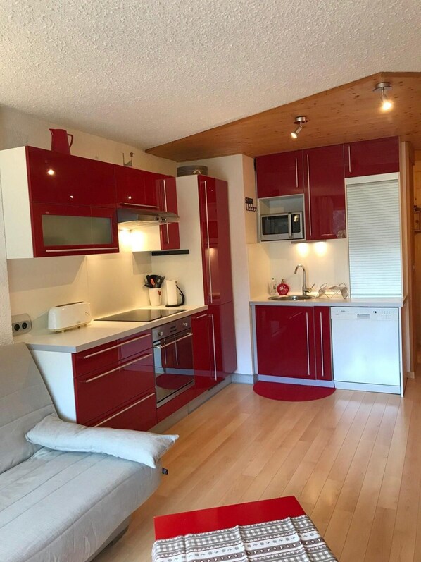 ثلاجة، ميكروويف، فرن، غسالة أطباق