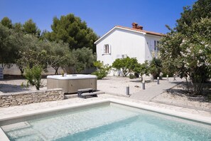 Outdoor pool - Charming Villa Donna in Istria with Pool, Sauna, Hot Tub & Pool Table (Ližnjan)