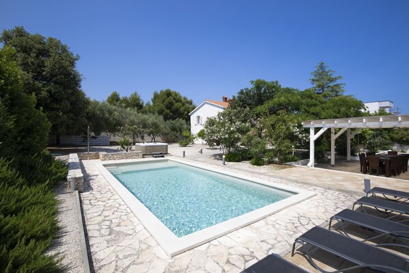 Outdoor pool - Charming Villa Donna in Istria with Pool, Sauna, Hot Tub & Pool Table (Ližnjan)