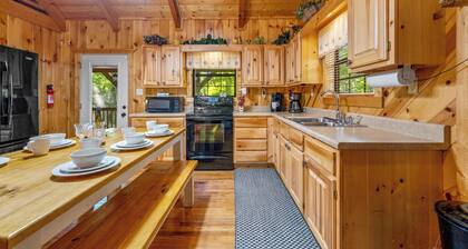 *Secluded 4BR Cabin w Views! HOT TUB +Game Room*