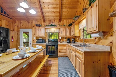 *Secluded 4BR Cabin w Views! HOT TUB +Game Room*