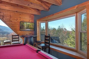 Interior - Stunning views, hot tub, game room & spacious log cabin! (Gatlinburg)