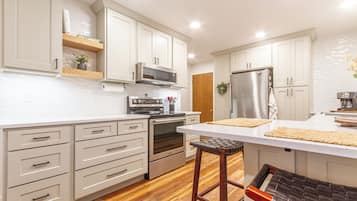 Een koelkast, een microgolfoven, een oven, een kookplaat