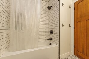 Haartrockner, Handtücher, Seife, Shampoo