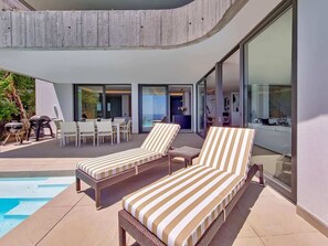 Outdoor dining - Ocean Villa - Ultra Luxury Apt in Bantry Bay (Cape Town)