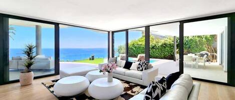 Een televisie en een kantoor