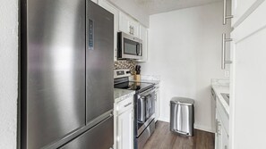 Réfrigérateur, tables à manger