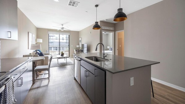 Réfrigérateur, table de salle à manger