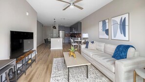 Smart TV - Landing | Modern 1BD, Gym, Pool (Phoenix)