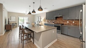 Geladeira, mesas de jantar