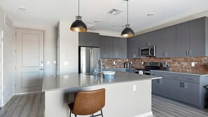 Køleskab, spisebord