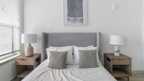 Escrivaninha, ferros/tábuas de passar roupa, Wi-Fi, roupa de cama