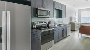 Geladeira, mesas de jantar