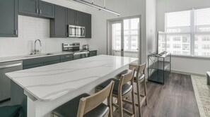 Réfrigérateur, tables à manger