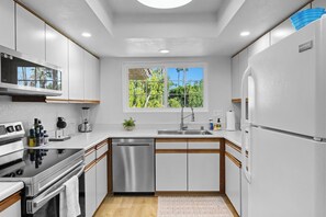 Fridge, microwave, oven, stovetop - Mesquite Work/Play Oasis - Comfortable Condo + Workspace at Mesquite CC Phase (Palm Springs)