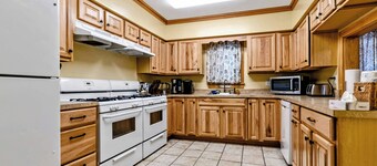 HUGE 6-bed 4-bath house in Erie - perfect for large groups or families