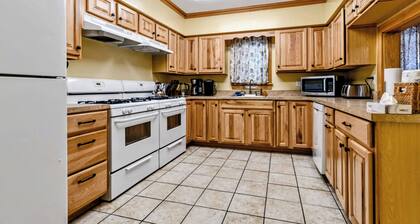 HUGE 6-bed 4-bath house in Erie - perfect for large groups or families
