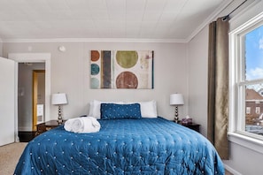 6 bedrooms, desk, iron/ironing board, travel cot
