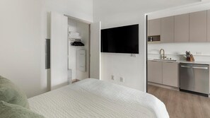 Desk, iron/ironing board, WiFi, bed sheets