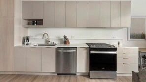 Frigorifero, tavolo da pranzo