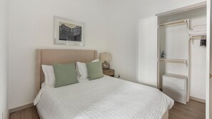 Una scrivania, ferro/asse da stiro, Wi-Fi, lenzuola