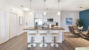 Réfrigérateur, tables à manger