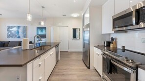 Réfrigérateur, tables à manger