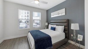 1 slaapkamer, een bureau, een strijkplank/strijkijzer, wifi