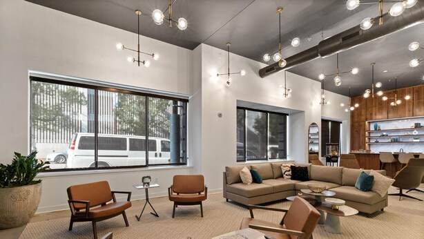 Smart TV - Landing | Incredible Studio, Courtyard, Pool (St. Louis)