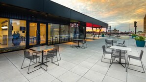 Outdoor dining - Landing | Amazing Studio, Pool, Gym (St. Louis)