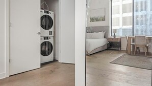 Escritorio, tabla de planchar con plancha, wifi y ropa de cama 