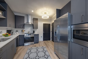 Fridge, microwave, oven, stovetop - Elegant Corner Penthouse with Private Balcony, Skyline Views, Pool, and Gym (Nashville)