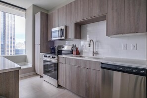 Réfrigérateur, tables à manger
