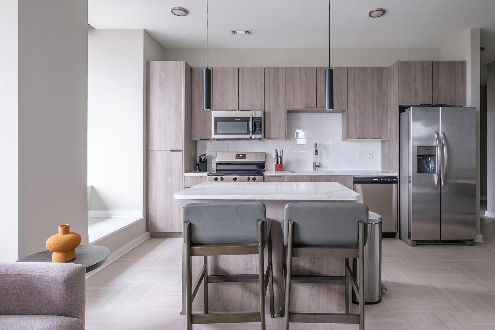 Réfrigérateur, tables à manger