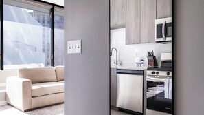 Réfrigérateur, tables à manger