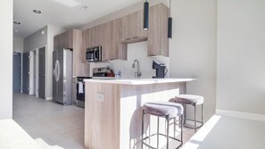 Réfrigérateur, table de salle à manger