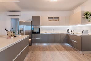 Frigorifero, forno, piano cottura, pentole/stoviglie/utensili